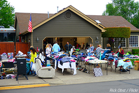 How to organize a garage sale
